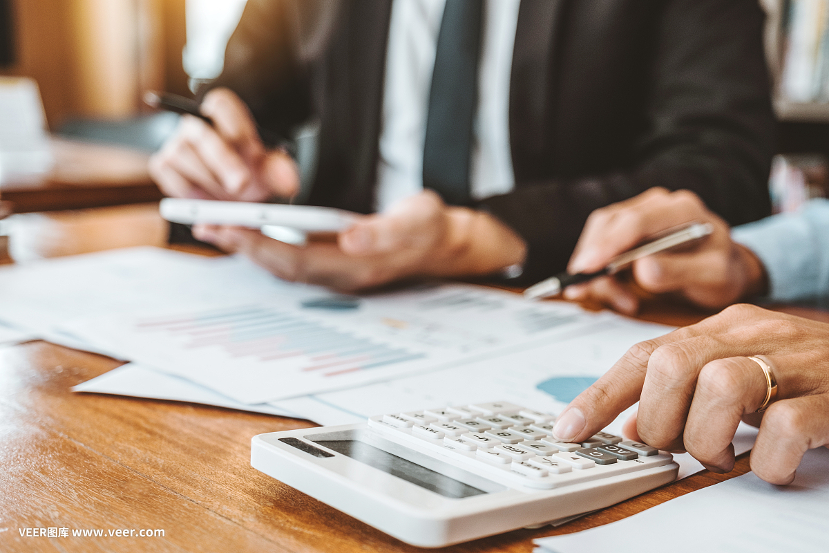 會計業務團隊會議策劃、戰略分析、投資節約理念。會議討論新計劃財務圖表數據